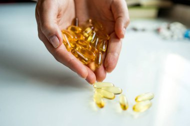 Eldeki haplar beyaza izole edilmiş.