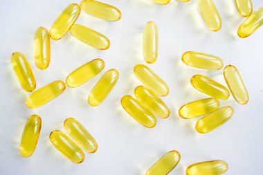 beyaz arka plan üzerinde sarı vitamin hapları