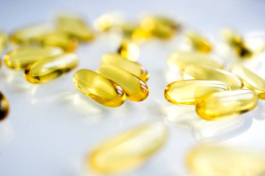 beyaz arka plan üzerinde sarı vitamin hapları