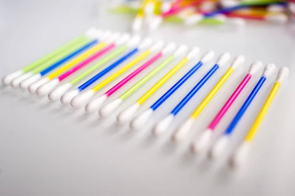 Hoop Kleurrijke Oor Sticks Een Witte Abstracte Achtergrond — Stockfoto