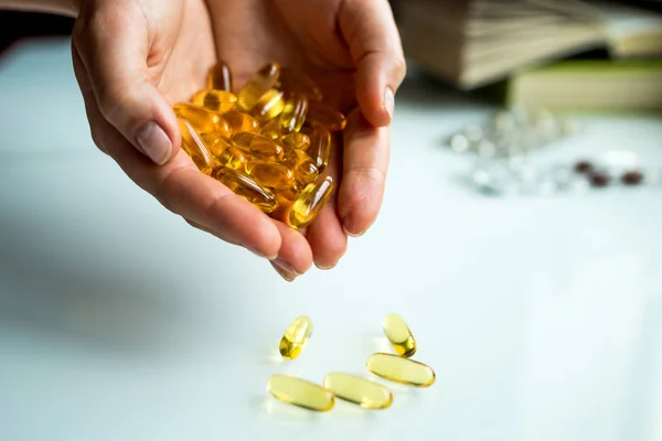 Eldeki haplar beyaza izole edilmiş.