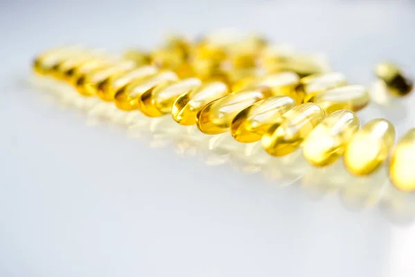 Žluté Vitaminových Prášků Bílém Pozadí — Stock fotografie