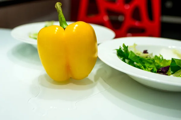 Salada Fresca Uma Chapa Pimentão Amarelo — Fotografia de Stock