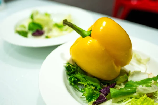 Salada Fresca Uma Chapa Pimentão Amarelo — Fotografia de Stock