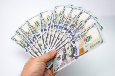 Beyaz arka planda izole edilmiş para ile el