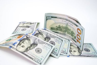 Beyaz arka plan üzerinde izole para yığını