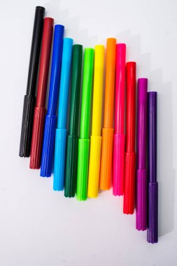 keçe uçlu kalemler ve beyaz çizim defteri