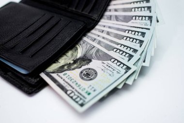 beyaz bir arka plan üzerinde bir cüzdan para