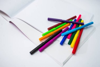 keçe uçlu kalemler ve beyaz çizim defteri