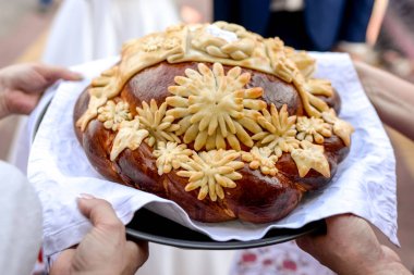 Şef restoranda yemek hazırlıyor.