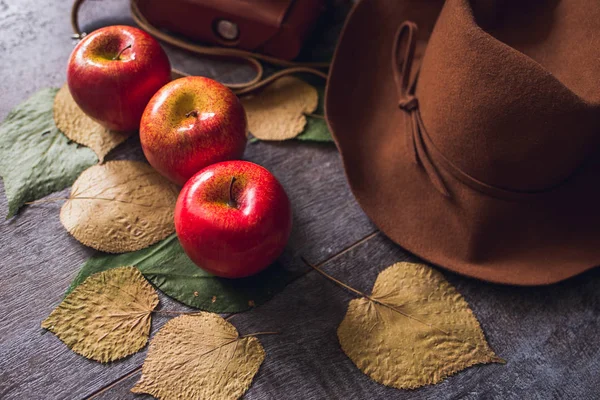 Ahşap Masa Şapka Üzerinde Sonbahar Kırmızı Elma — Stok fotoğraf