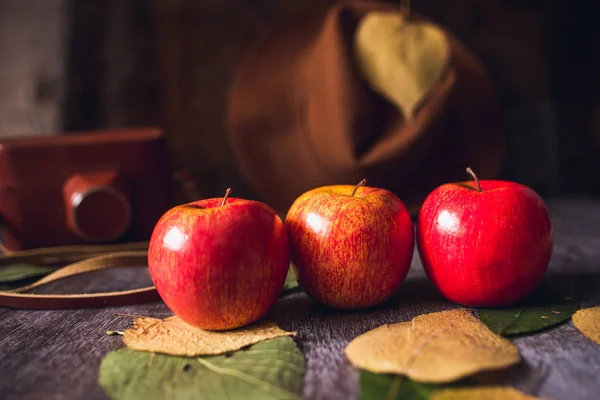 Ahşap Masa Şapka Üzerinde Sonbahar Kırmızı Elma — Stok fotoğraf