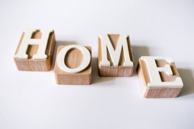 Tahta bloklardan yapılmış bir kelime