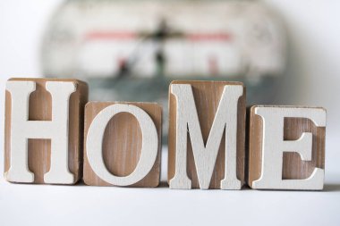 Tahta bloklardan yapılmış bir kelime