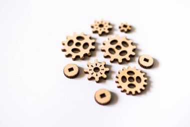 beyaz arka plan üzerinde dişli mekanizması ayrıntıları