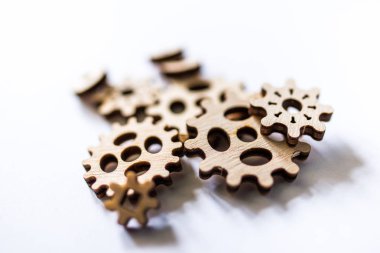 beyaz arka plan üzerinde dişli mekanizması ayrıntıları