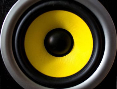 beyaz arka planda parlak hoparlör