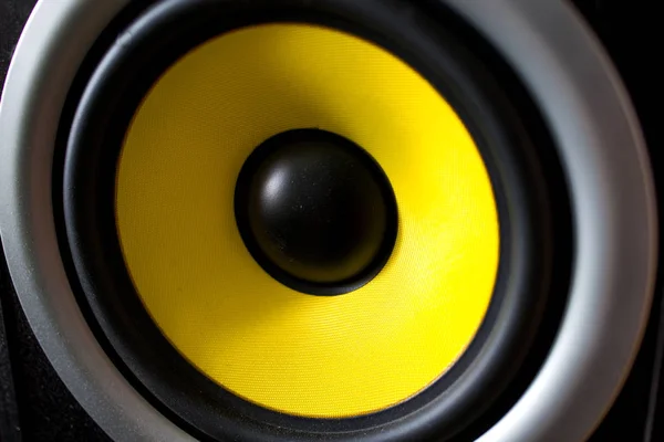 beyaz arka planda parlak hoparlör