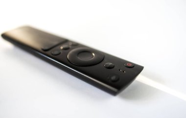 Uzaktan kontrol beyaz arkaplanda izole edildi