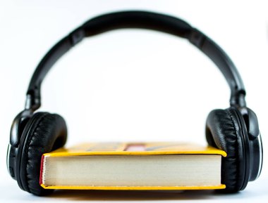 Kulaklık ve beyaz arka plan üzerinde izole kitap