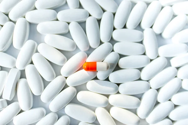 beyaz arka plan üzerinde sıcaklık ve virüs hapları