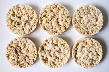 beyaz bir arka plan üzerinde yararlı pirinç cips