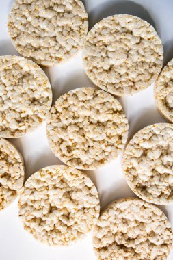 beyaz bir arka plan üzerinde yararlı pirinç cips