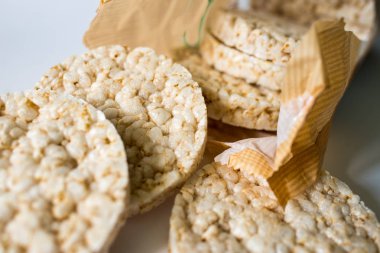 beyaz bir arka plan üzerinde yararlı pirinç cips