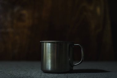 Çelik boş bardaklar koyu arkaplanda