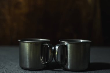 Çelik boş bardaklar koyu arkaplanda