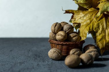 Sağlıklı cevizler koyu bir arkaplanda