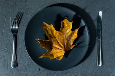 Çatal ve bıçaklı tabak ahşap sonbahar arka planında