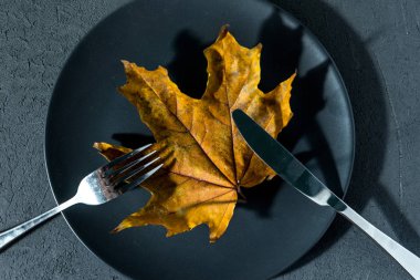 Çatal ve bıçaklı tabak ahşap sonbahar arka planında