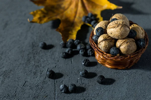 Dornige Blaue Beeren Und Nüsse Auf Dunklem Herbsthintergrund — Stockfoto