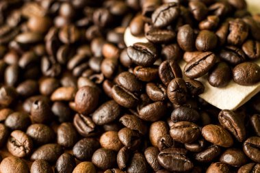 Ahşap arka planda aroma kahve çekirdekleri