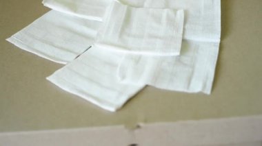 İçinde büyük, lezzetli bir İtalyan pizzası olan bir kutu aç.