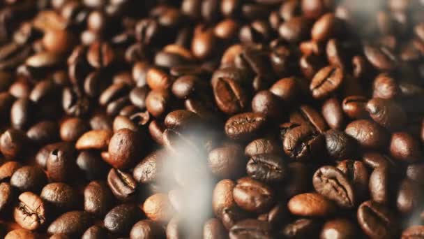 Los granos de café aromáticos fuman después de asar — Vídeos de Stock