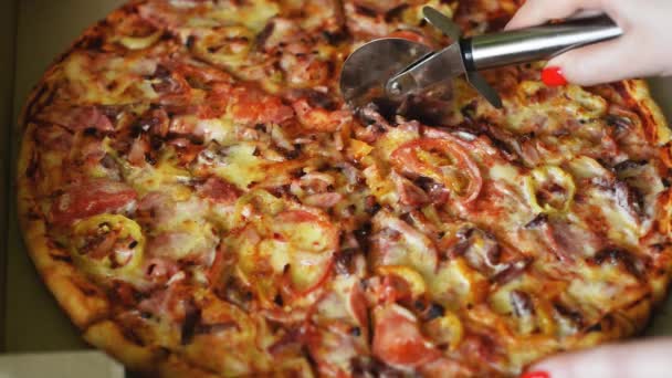 grande pizza italienne savoureuse coupée en morceaux 