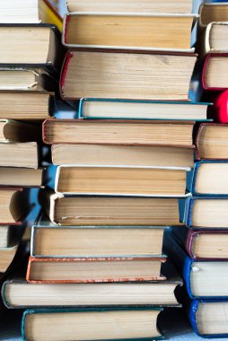Kitap yığını arka plan. Bir sürü kitap. Kütüphanede bir yığın farklı kalınlıkta kitap, bir yığın eski kitap, okula dönüş.