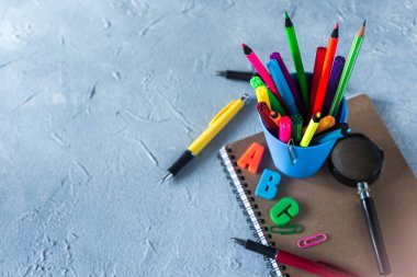 Okul tasarımı, eğitim unsurları, okul malzemeleri. Okul arkaplanı.