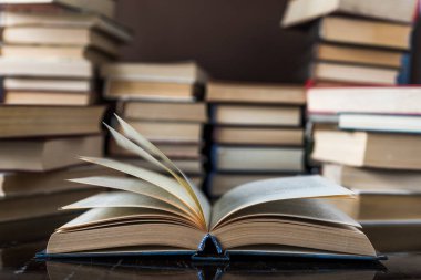 Kitap yığını arka plan. Bir sürü kitap. Kütüphanede bir yığın farklı kalınlıkta kitap, bir yığın eski kitap, okula dönüş.
