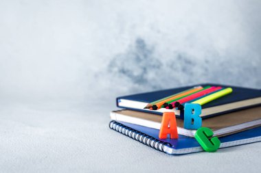 Okul tasarımı, eğitim unsurları, okul malzemeleri. Okul arkaplanı.