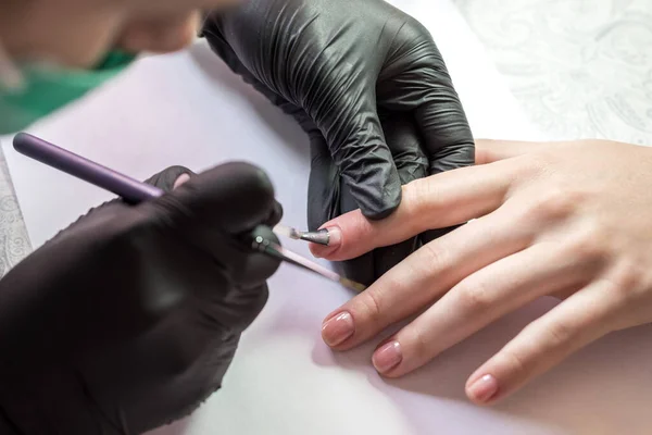 Process Creating Manicure Closeup Shot Woman Salon Beautician Puts Nails — Stock Photo, Image