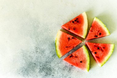 Diyet için kullanışlı bir meyve. Yazın hafif kırsal bir arka planda tatlı buzlu buzlu karpuz dilimi. tasarım için kopyalama alanı