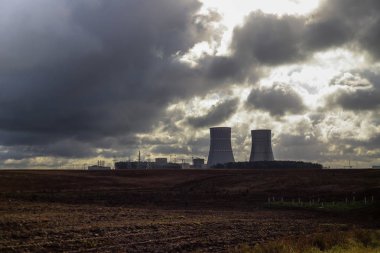 nükleer santral sürülmüş alan ve bulutlu gökyüzü, mesafe atış arka plan üzerinde