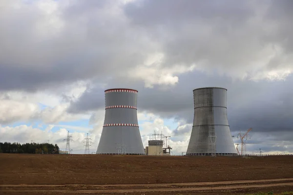 Centrala Nucleară Fundalul Unui Câmp Arat Cerul Acoperit Planul Mediu — Fotografie, imagine de stoc