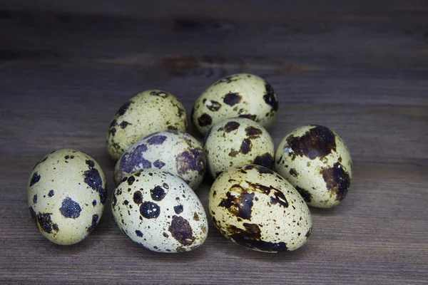 Varios Huevos Codorniz Sobre Fondo Oscuro Con Textura Madera — Foto de Stock