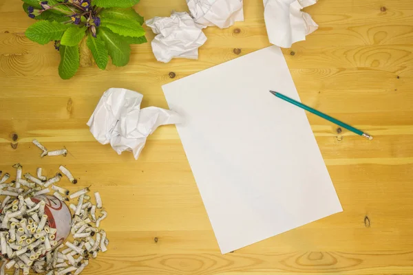 Boş kağıt arka plan, sigara izmaritleri ve kurutma bir çiçek üzerinde