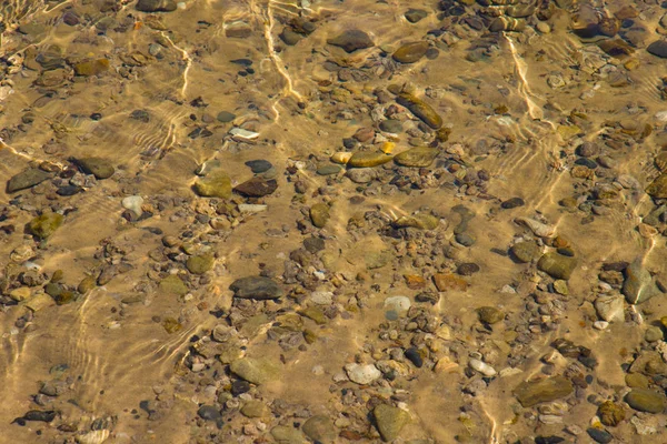 Superficie Agua Transparente Con Ondulaciones Través Las Cuales Fondo Arenoso — Foto de Stock