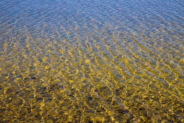 Transparent Water Surface Ripples Which Sandy Bottom Pebbles Visible — Stock Photo, Image